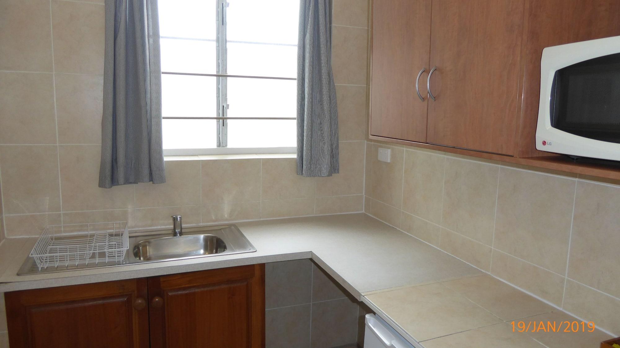 Tower Court Motel - Adults Only Haven Херви Бей Екстериор снимка