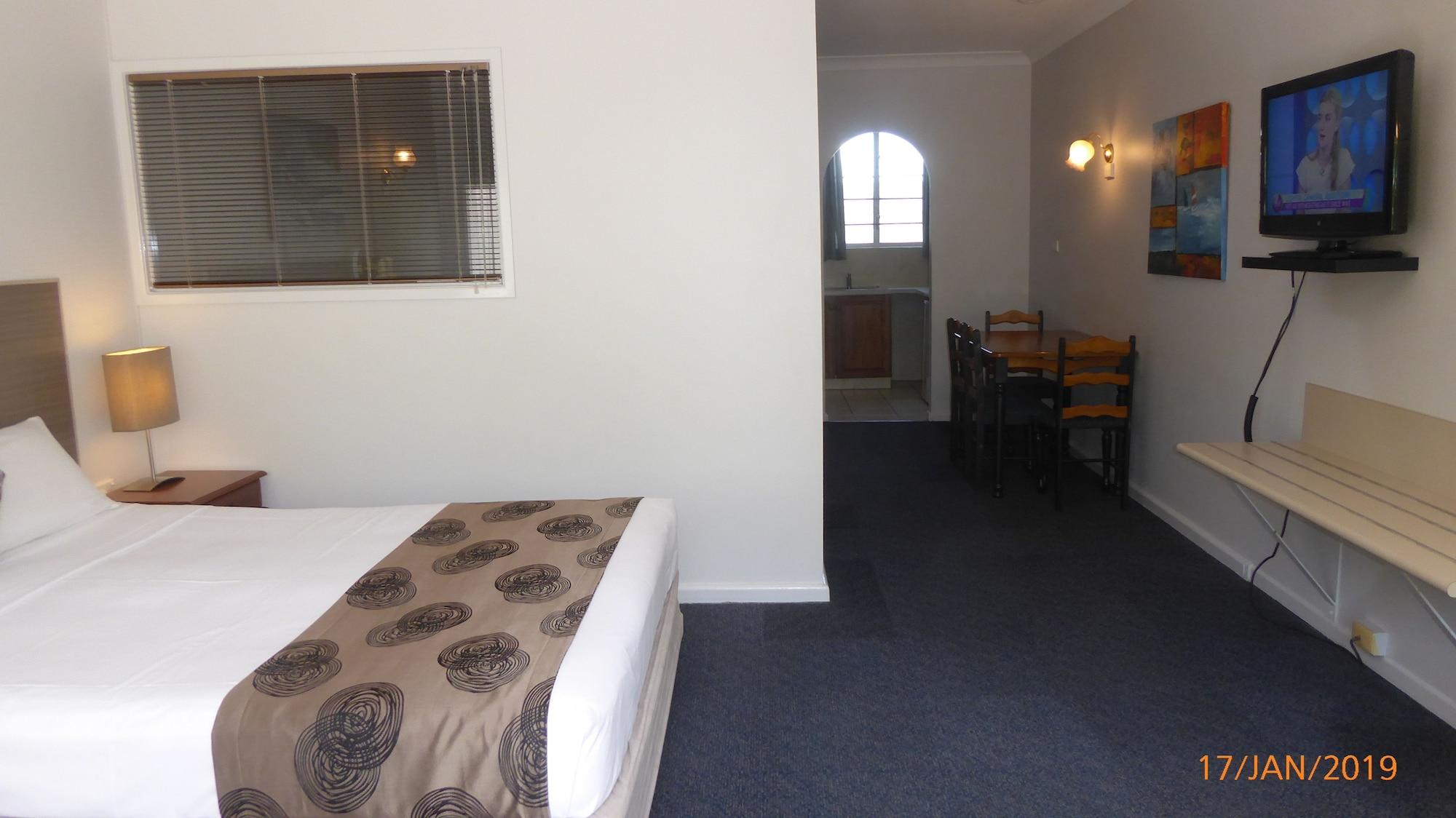 Tower Court Motel - Adults Only Haven Херви Бей Екстериор снимка