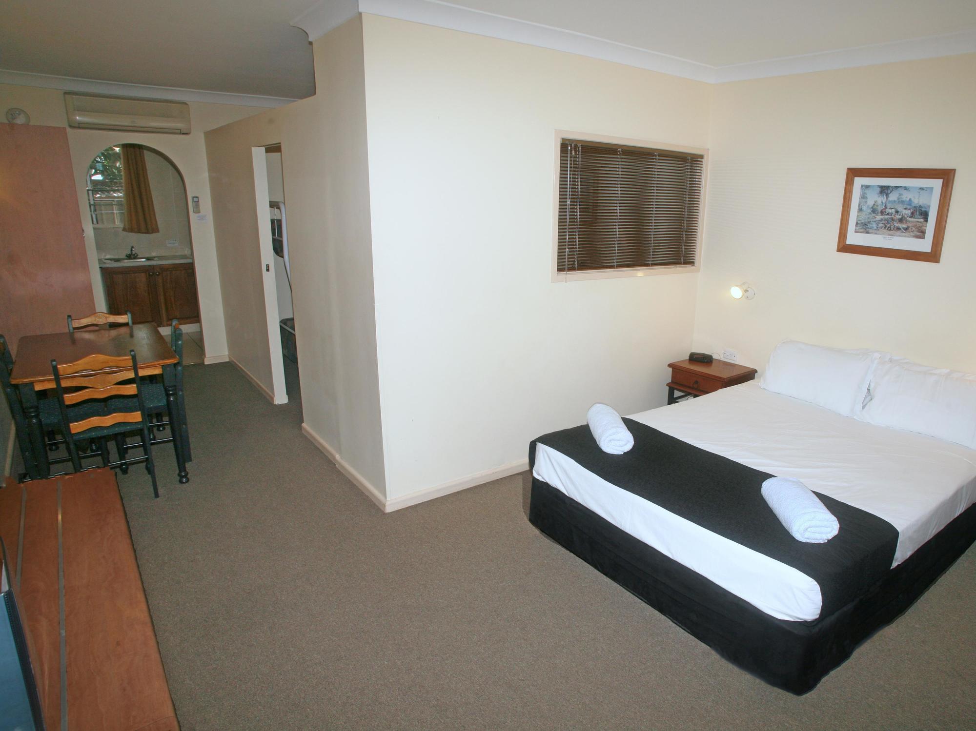 Tower Court Motel - Adults Only Haven Херви Бей Екстериор снимка
