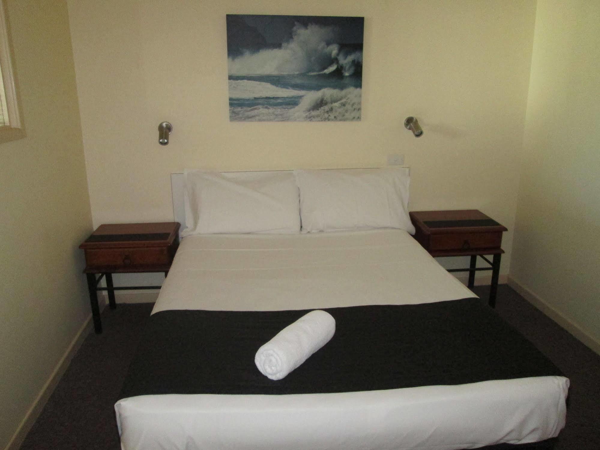 Tower Court Motel - Adults Only Haven Херви Бей Екстериор снимка