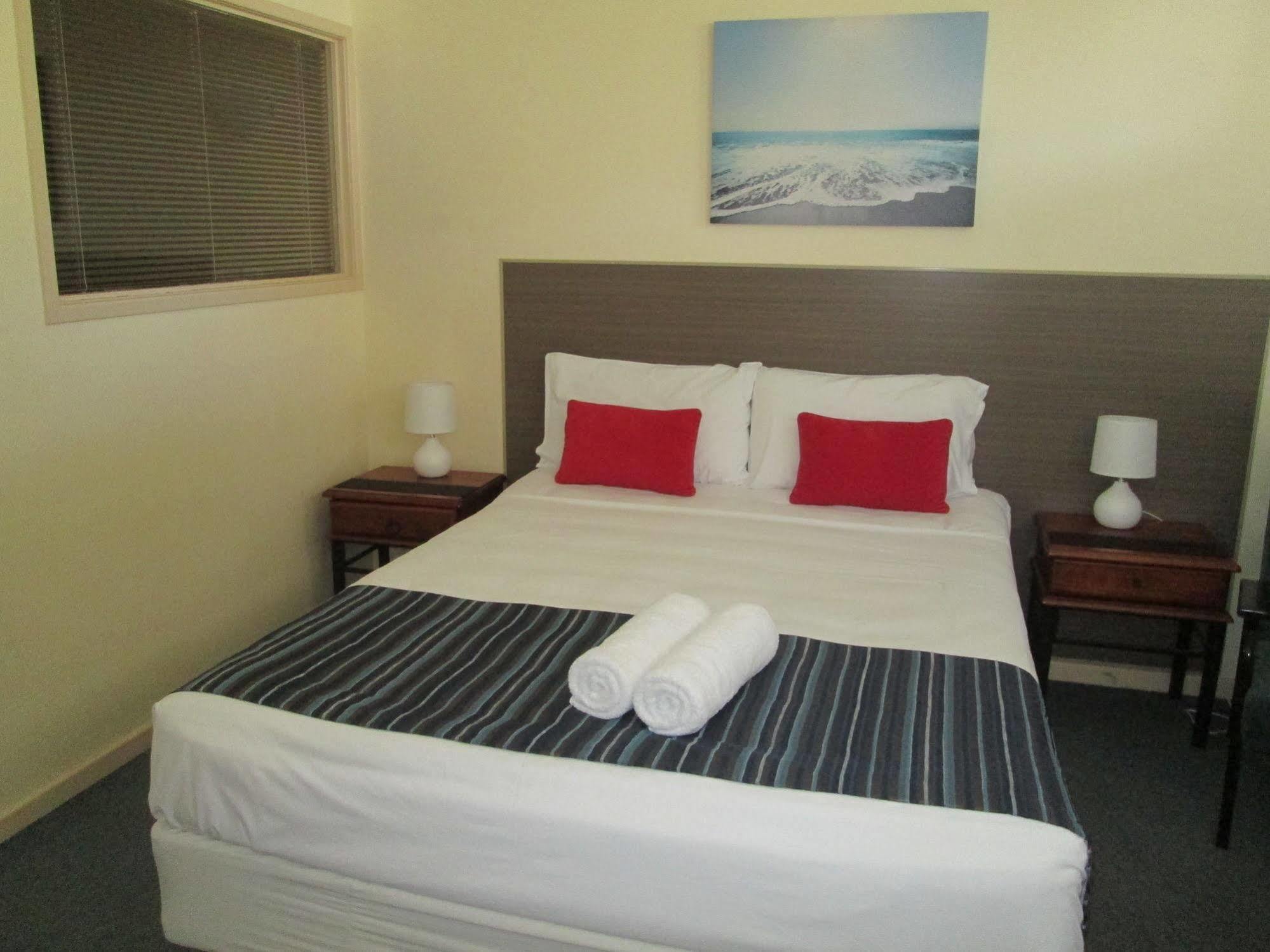 Tower Court Motel - Adults Only Haven Херви Бей Екстериор снимка