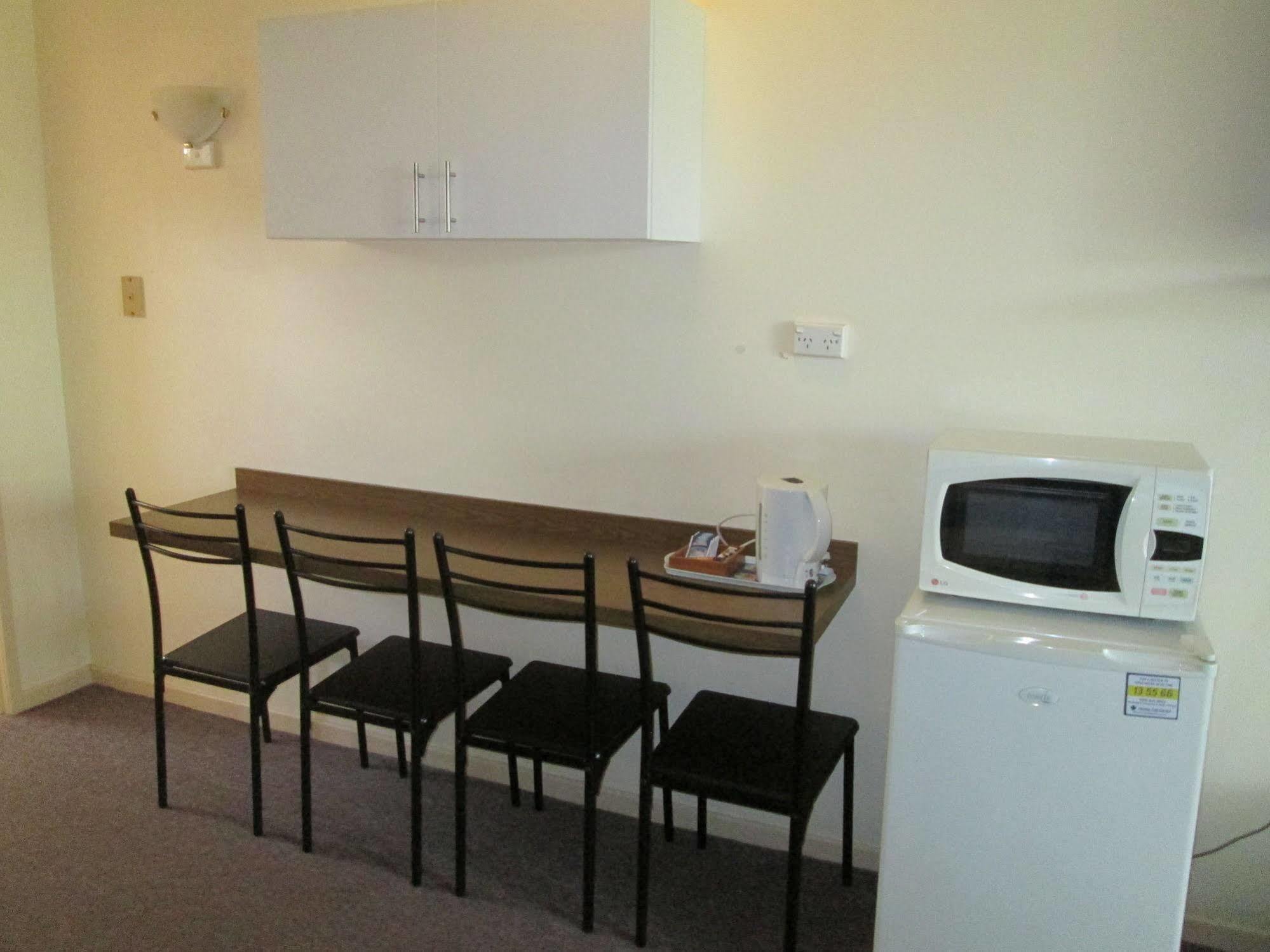 Tower Court Motel - Adults Only Haven Херви Бей Екстериор снимка