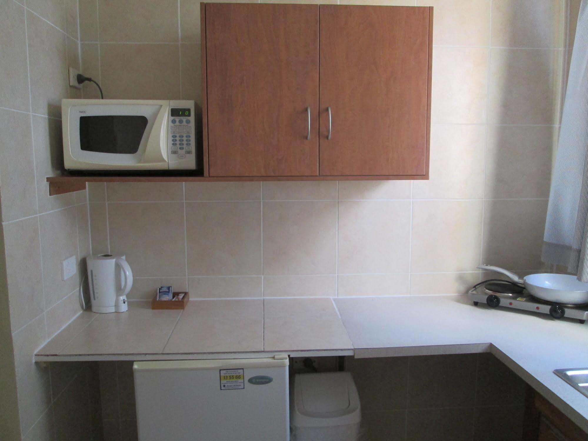 Tower Court Motel - Adults Only Haven Херви Бей Екстериор снимка